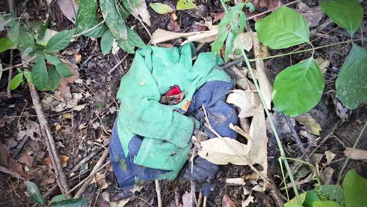 la prenda de una de las víctimas