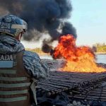 militares queman gomones en la frontera