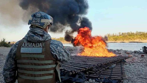 militares queman gomones en la frontera