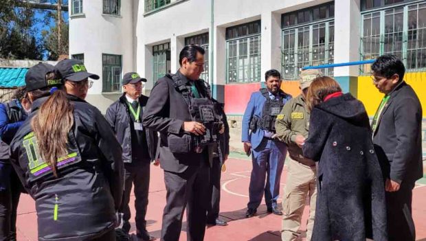autoridades de la Fiscalía en el allanamiento