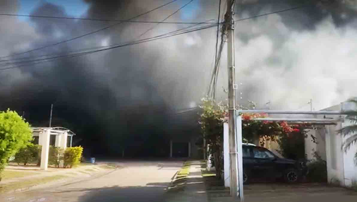 incendio en depósito de plásticos