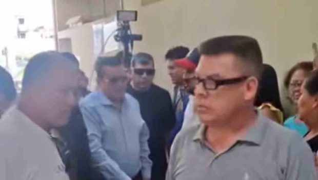 abuchean a Jhony Fernández