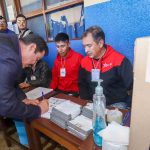 Manfred Reyes emite su voto