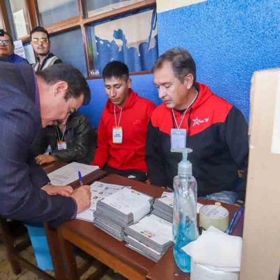 Manfred Reyes emite su voto