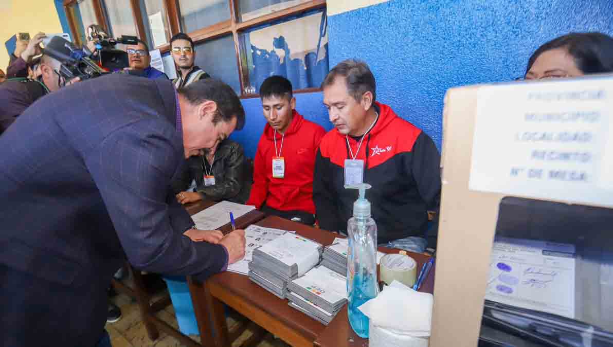 Manfred Reyes emite su voto