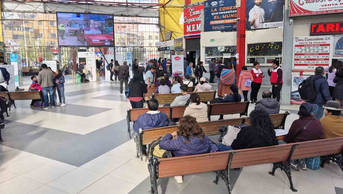 pasajeros terminal de buses La Paz