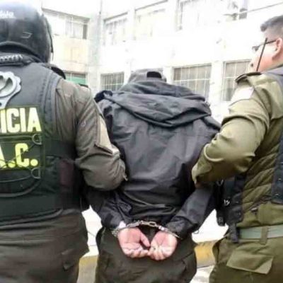 policía aprehendido