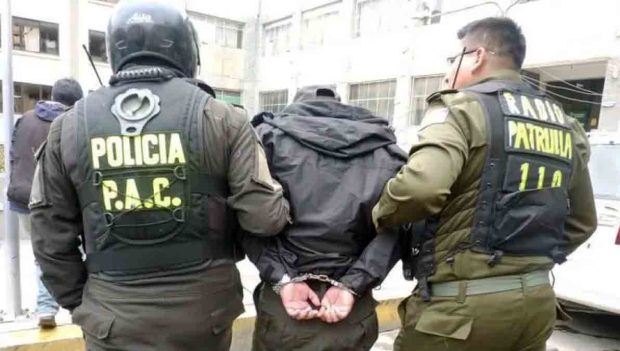 policía aprehendido