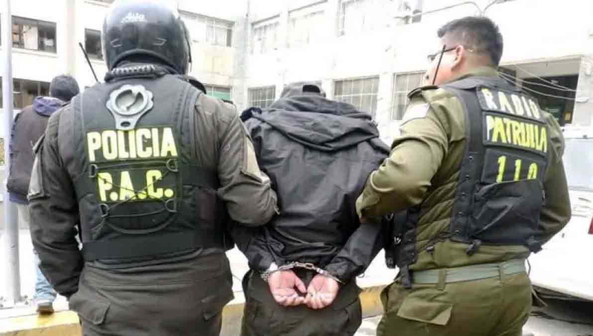 policía aprehendido