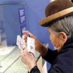 una anciana cobra su Renta Dignidad