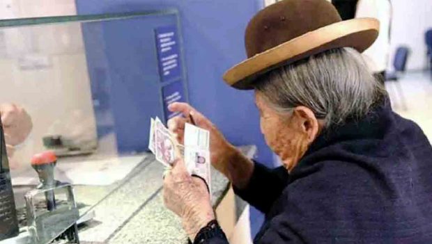 una anciana cobra su Renta Dignidad