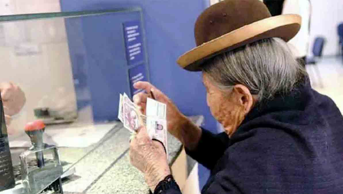 una anciana cobra su Renta Dignidad