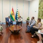 el presidente Luis Arce con observadores de la OEA