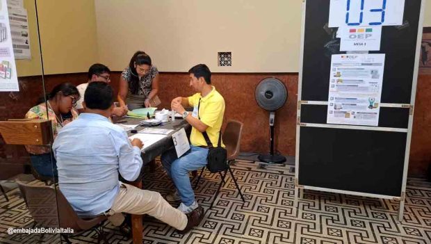 bolivianos votan en Italia