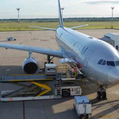 avión en el aeropuerto