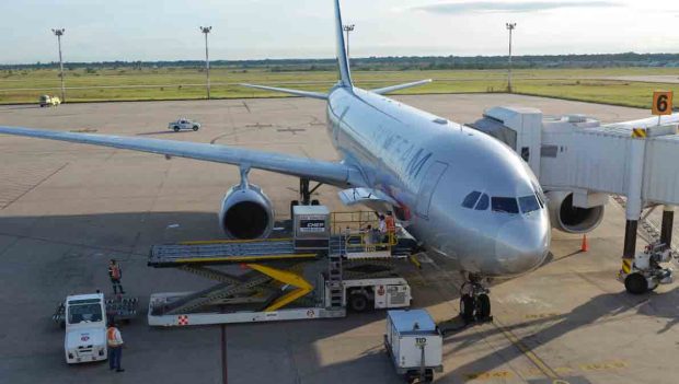 avión en el aeropuerto
