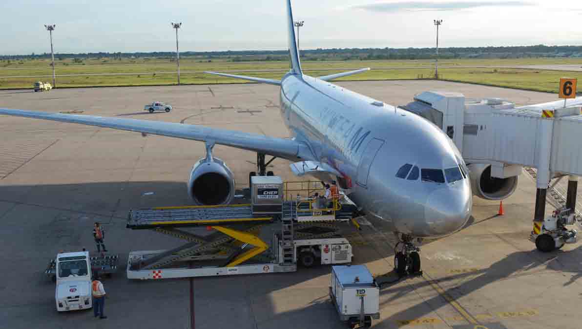 avión en el aeropuerto
