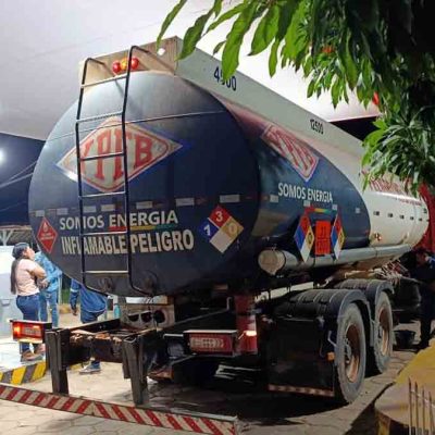 cisterna de YPFB distribuye combustible