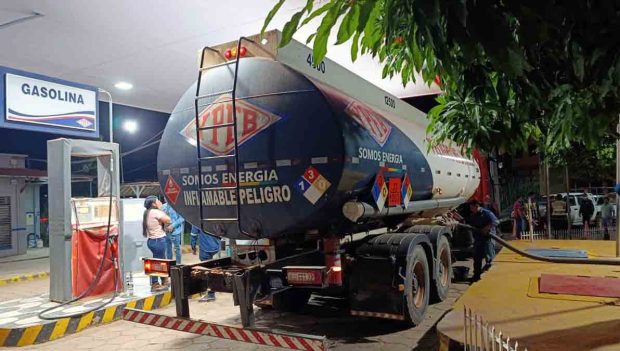cisterna de YPFB distribuye combustible