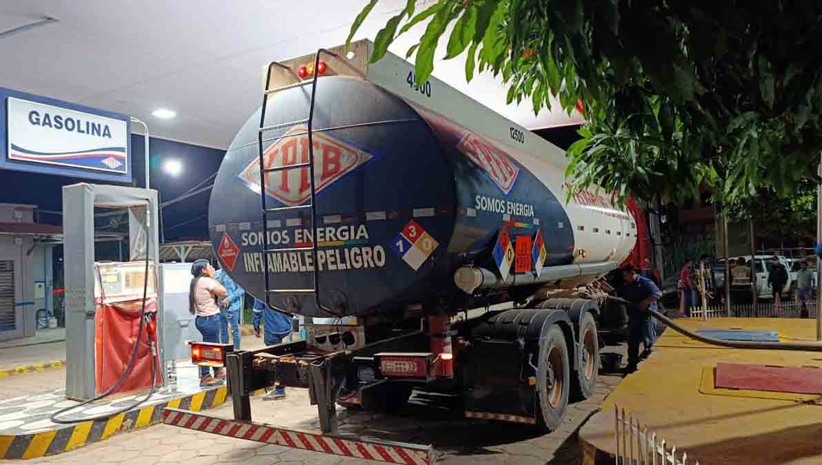 cisterna de YPFB distribuye combustible
