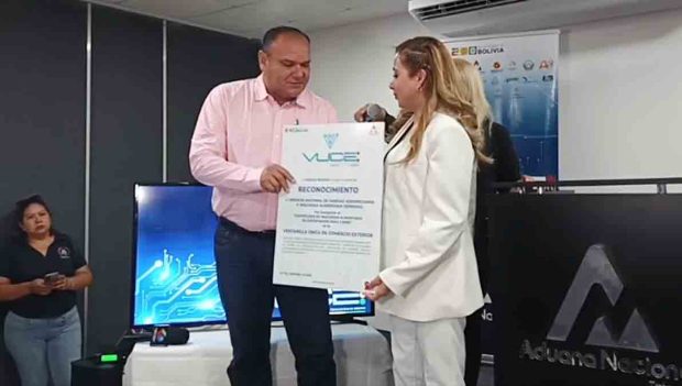 entrega de reconoci9miento de la Aduana al Senasag