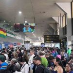 pasajeros se aglomeran en Viru Viru