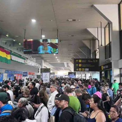 pasajeros se aglomeran en Viru Viru