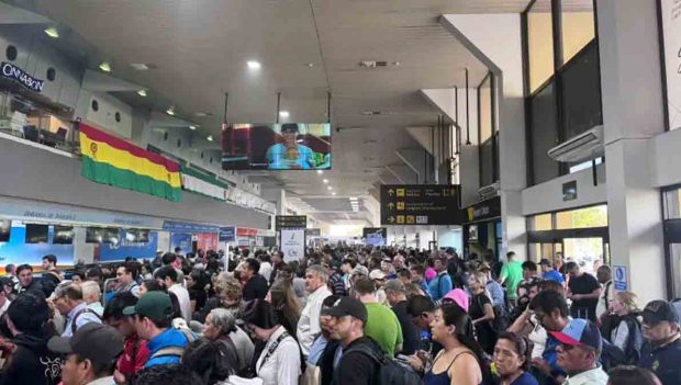 pasajeros se aglomeran en Viru Viru