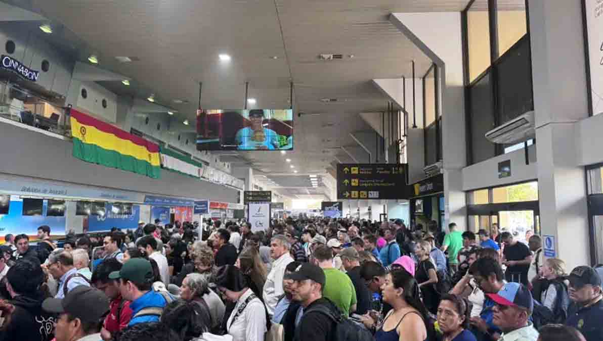 pasajeros se aglomeran en Viru Viru