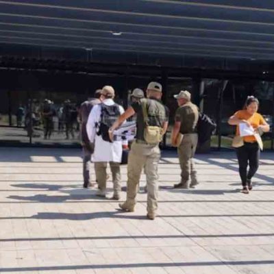 personal de la Felcc en instalaciones de YPFB Refinación