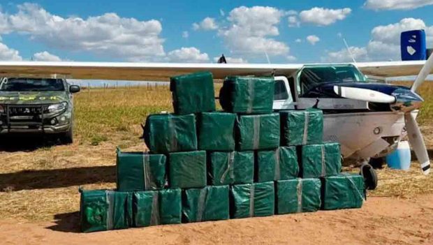 la avioneta y la droga incautada