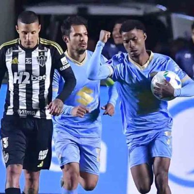 jugadores de Bolívar festejan el empate