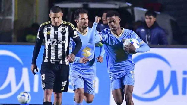 jugadores de Bolívar festejan el empate