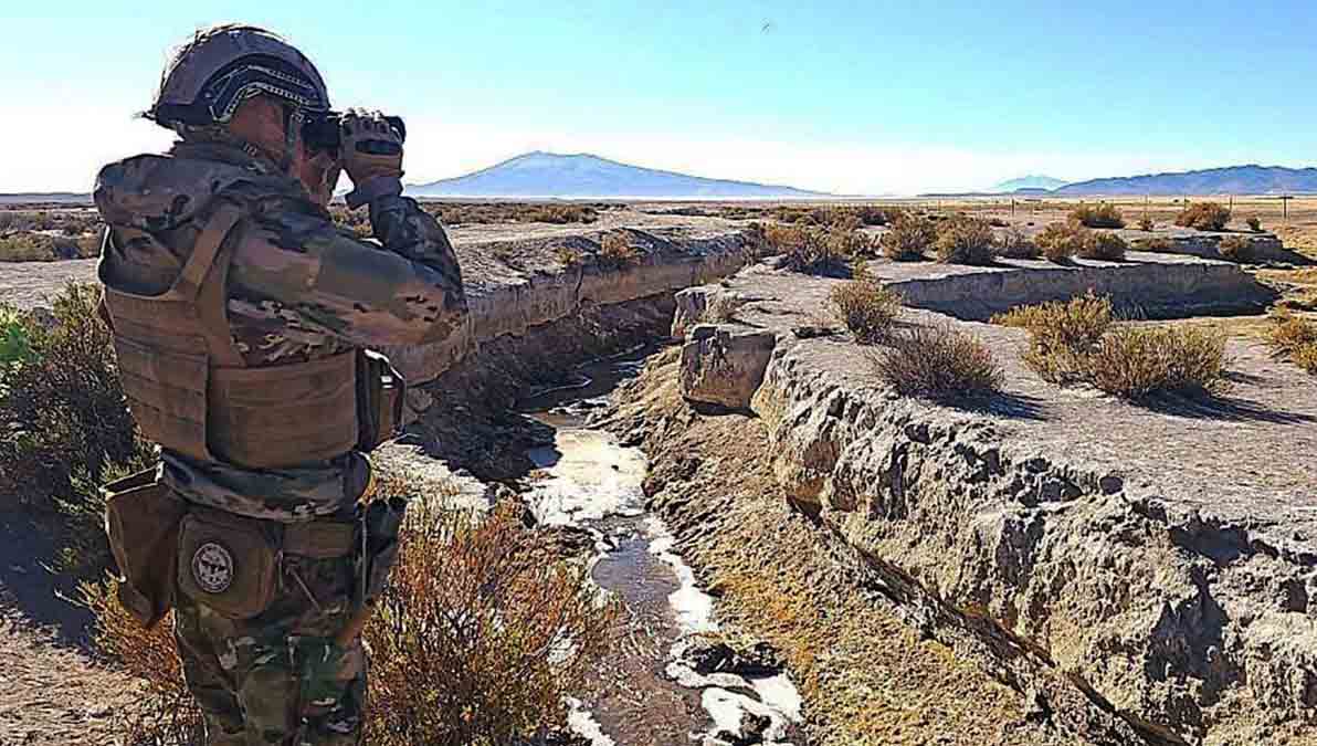 militar boliviano vigila la frontera
