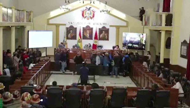 cooperativistas mineros toman la Asamblea de Potosí