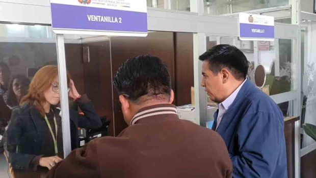 el diputado Renán Cabezas presenta la acusación en la Fiscalía General