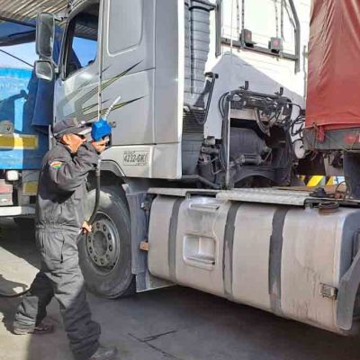 camiones hacen fila para cargar combustible