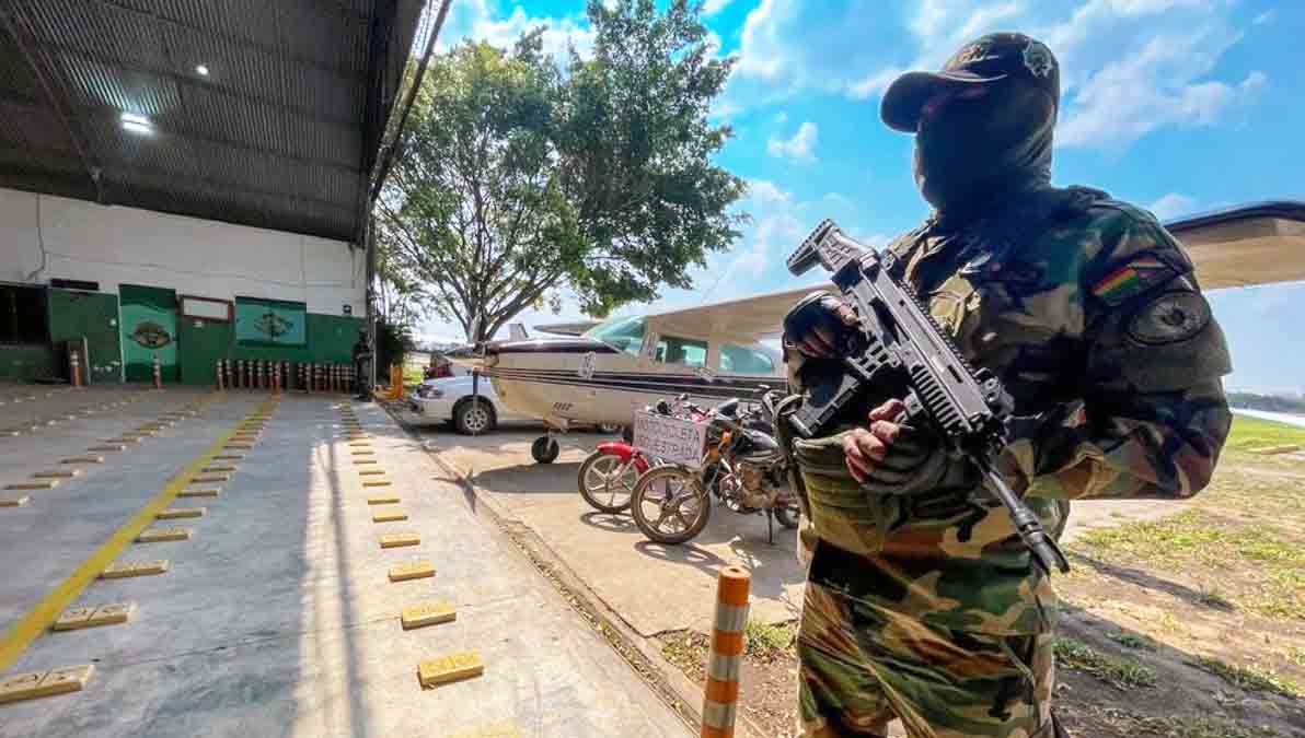 un policía del Felcn