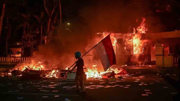 destituyen a ministros por protestas en Indonesia