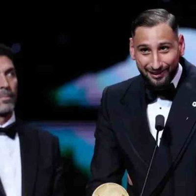 Hannah Hampton y el italiano Gianluigi Donnarumma recibieron el Trofeo Yashin al mejor portero y portera