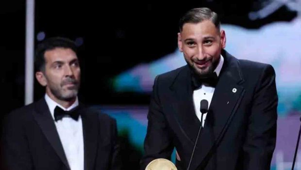 Hannah Hampton y el italiano Gianluigi Donnarumma recibieron el Trofeo Yashin al mejor portero y portera