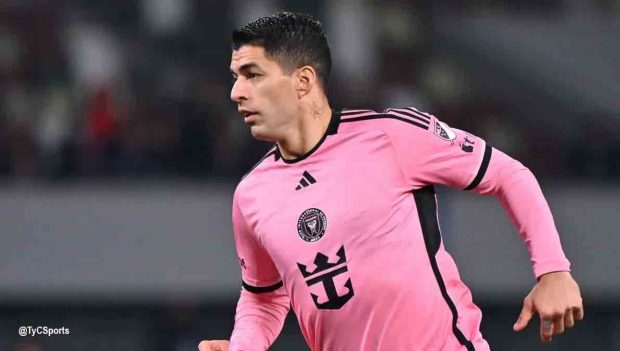 Luis Suárez expulsado por escupitajo