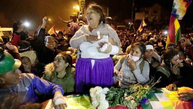 familiares velan a sus muertos en Sacaba
