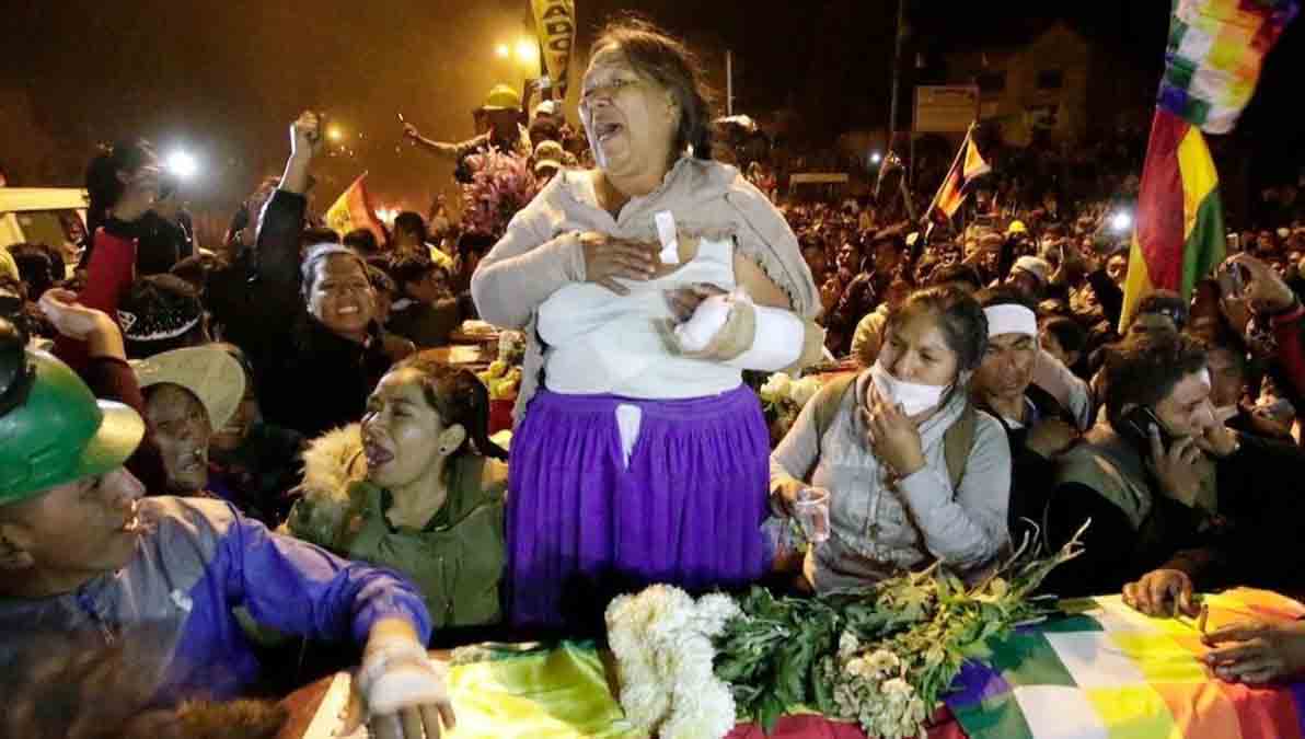 familiares velan a sus muertos en Sacaba