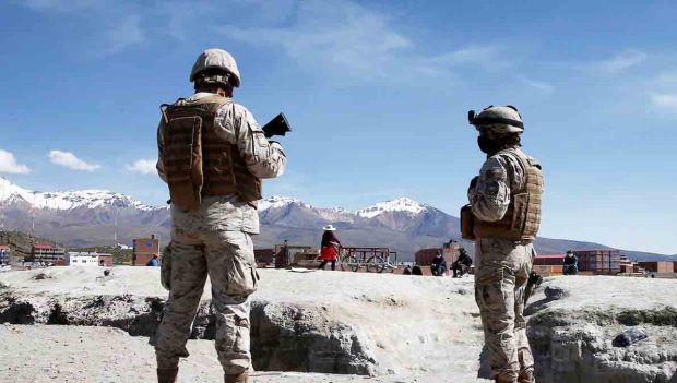 militares bolivianos vigilan la frontera
