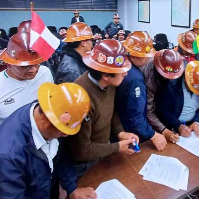 dirigentes de mineros asalariados firman acuerdo con el Gobierno