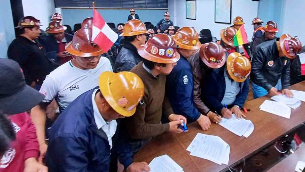 dirigentes de mineros asalariados firman acuerdo con el Gobierno