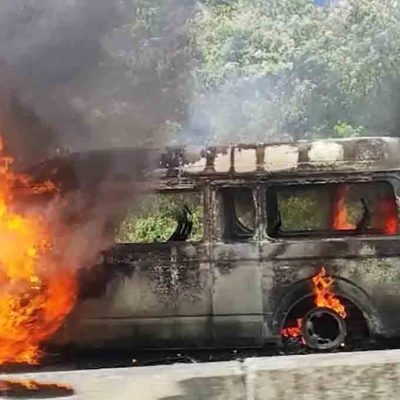minibús se incendia en el trópico de Cochabamba