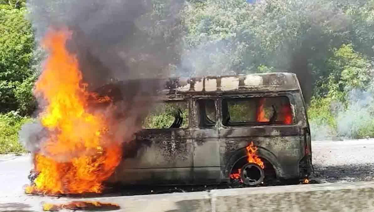 minibús se incendia en el trópico de Cochabamba