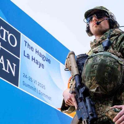 un soldado custodia el edificio de la OTAN
